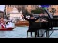 Carnevale, Venezia. Pianista sospeso. Paolo Zanarella the &quot;out of place&quot; pianist in Venice