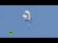 Un video aterrador capta la lucha de un paracaidista por salvar su vida