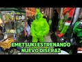 EMETSUKI COMPRÁNDOSE SU NUEVO DISFRAZ DE GRINCH