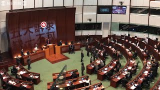 香港議会が開会　民主派議員が議場で抗議活動　林鄭氏は演説中断