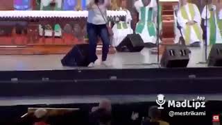 Padre marcelo rossi e empurrado