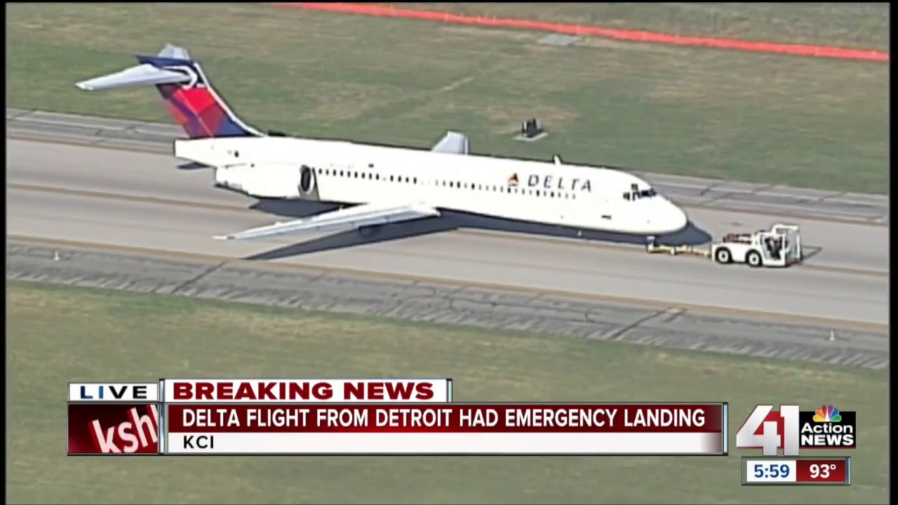 Delta flight lands at KCI after reported engine problems - YouTube