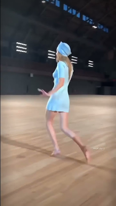 gigihadid's catwalk without heels💙✨ #gigihadid #runway #hadid
