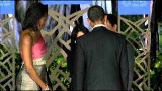 President Obama and First Lady greet guests at APEC dinner