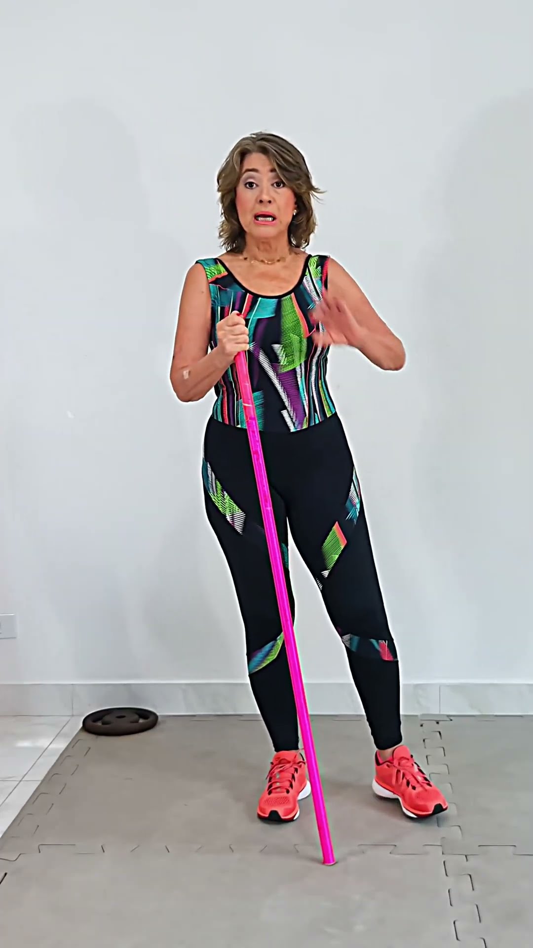 Parte 11 COMO PERDER BARRIGA COM EXERCÍCIOS EM PÉ PARA DEFINIR PERNAS E BUMBUM USANDO BASTÃO