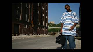 Young boss mobbing thru the hood
