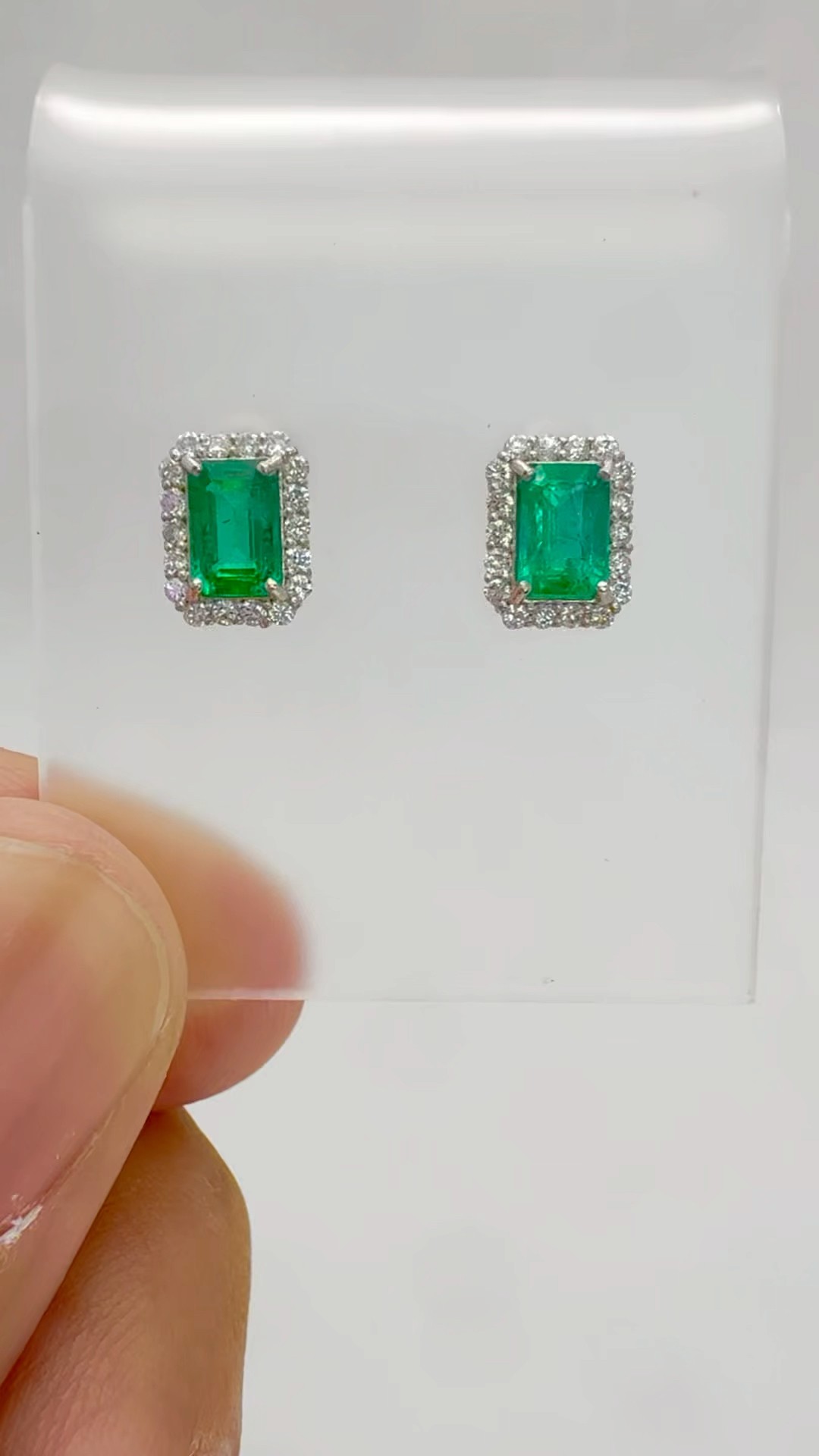 天然エメラルド0.600ct 0.573ct 天然ダイヤモンド0.14ctX2