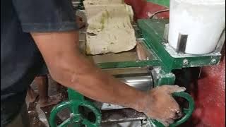 lebih dekat Membuat pangsit, kue bawang , mie ,kue bawang pedas