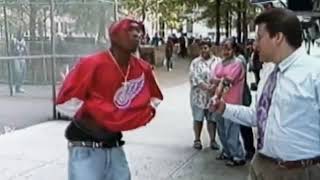 Tupac spitting at reporters (1994) Resimi