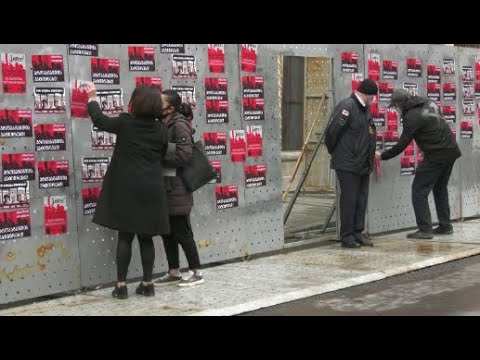 „თავისუფლება პოლიტპატიმრებს“ ბანერები თბილისის ქუჩებში პოლიტპატიმრების გათავისუფლების მოთხოვნით