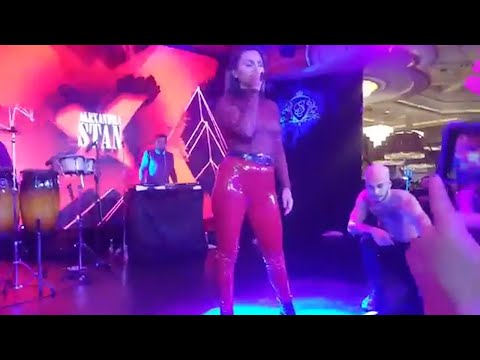 Alexandra Stan Kırmızı Deri Pantolonuyla Şarkı Söylüyor