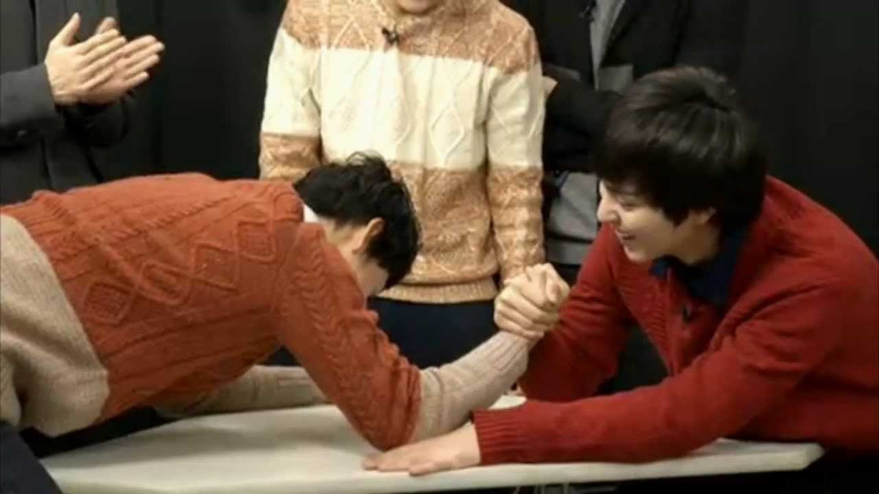 131125 - ZE:A Siwan and Heecheol Arm Wrestlingㅋㅋㅋ [Nico Nico Live]