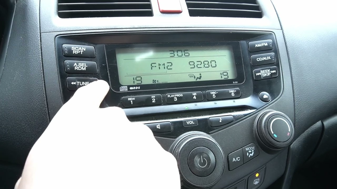 HONDA Accord VII (2002-2008) – How to Change Radio Frequency Manually