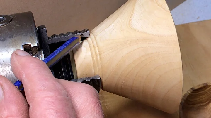 Richard Raffan using chucks without marking the wood.