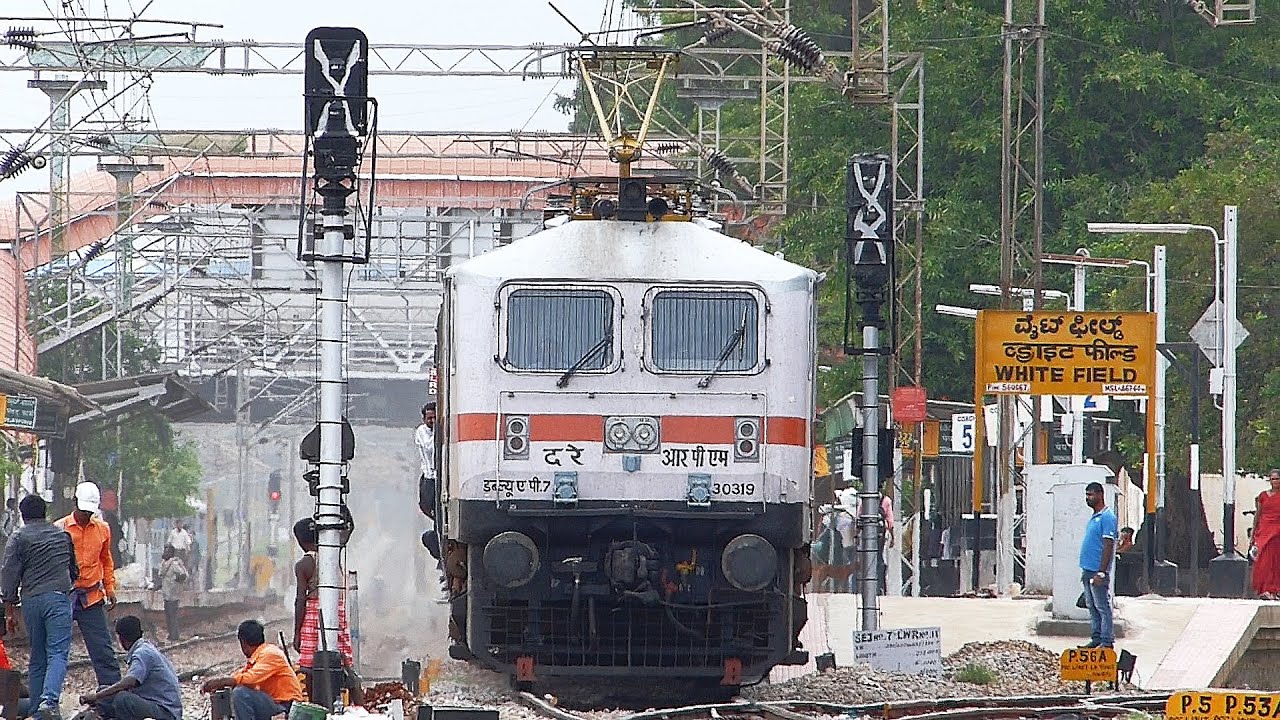 Speeding Train TREMOR's WHITE Field : Indian Railways BRINDAVAN EXP.