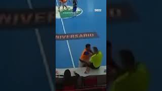 Un jugador de fútbol sala agrede al árbitro en un torneo