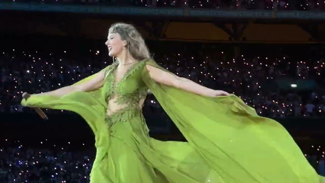 Taylor Swift - August (Live @ The Eras Tour London Night 4)