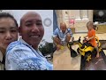 Vợ chồng PHÚ LÊ cho cậu ấm đi hưởng không khí đường phố ngày lễ