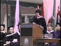 نورا افرون در حال سخنرانی در جشن فارغ التحصیلی کالج ولزلی ۱۹۹۶ 
