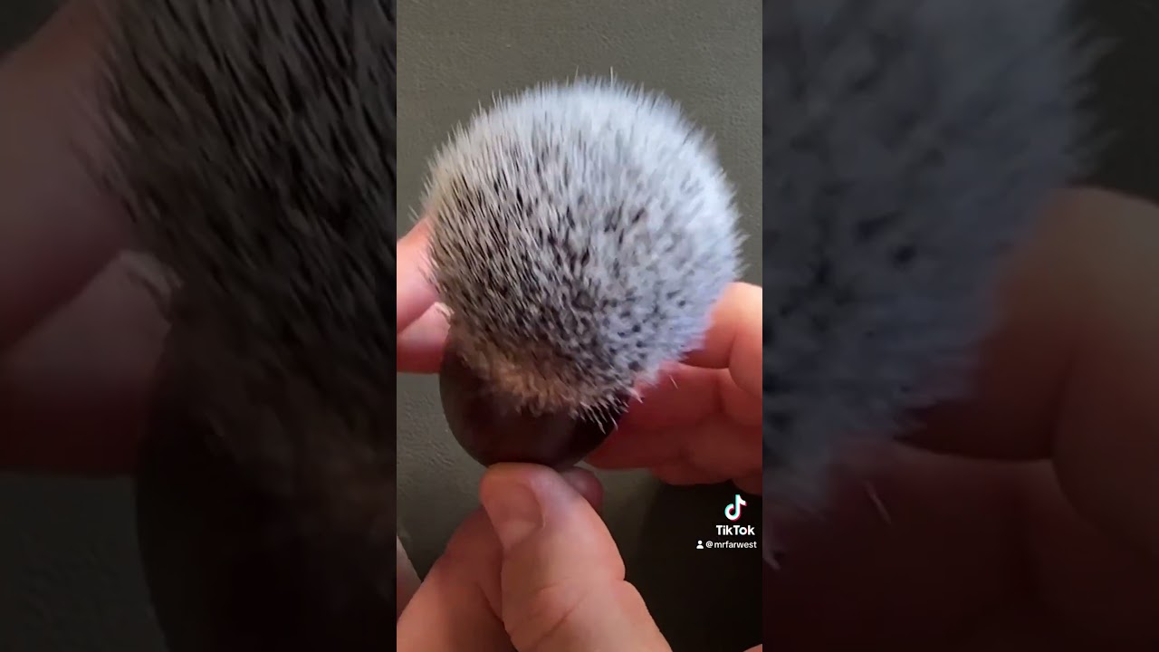 Pennello da barba King C. Gillette. Manico in legno, setole sintetiche morbide per insaponate dolci.