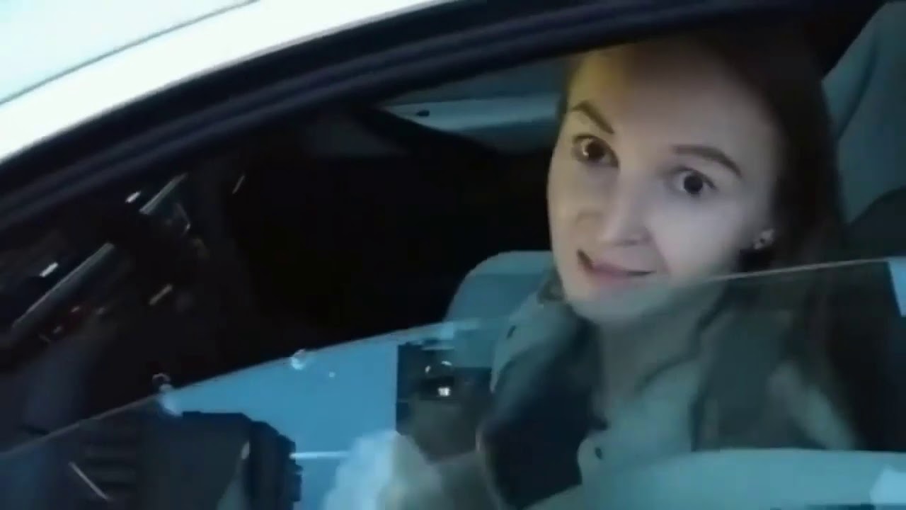 Баба ремонтирует авто