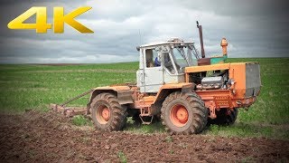 Как 30 лет назад: трактор ХТЗ Т-150К пашет поле, ДТ-75 боронит пашню Как 30 лет назад: трактор ХТЗ Т-150К пашет поле, ДТ-75 боронит пашню