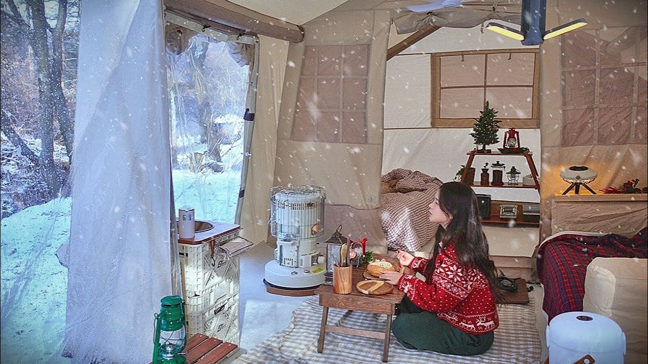 Одиночный кемпинг в снежном лесу | устричный гратен и бокал вина