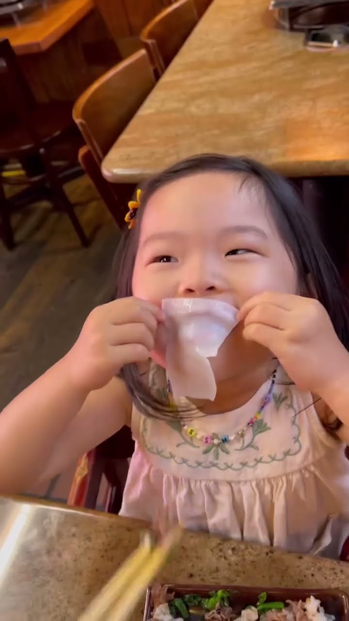 Little girl imitates dad, so cute ?