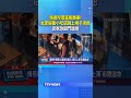 情侶吵架當街跳車! 女赤腳衝小吃店跳上椅子求救 店家急鎖門護她 #情侶吵架 #求救 #感情糾紛
