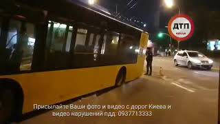 В центре Киева троллейбус вылетел на тротуар