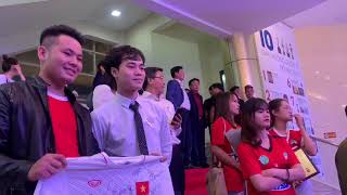 Văn Toàn, Trọng Hoàng, Bùi Tiến Dũng bị fan vây trong đêm nhận giải | Báo Dân Việt