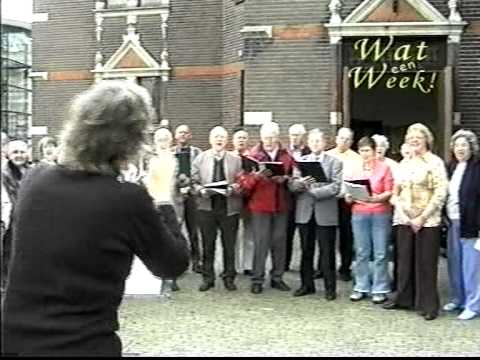 Het Goois Ouderenkoor zingt buiten in 2007