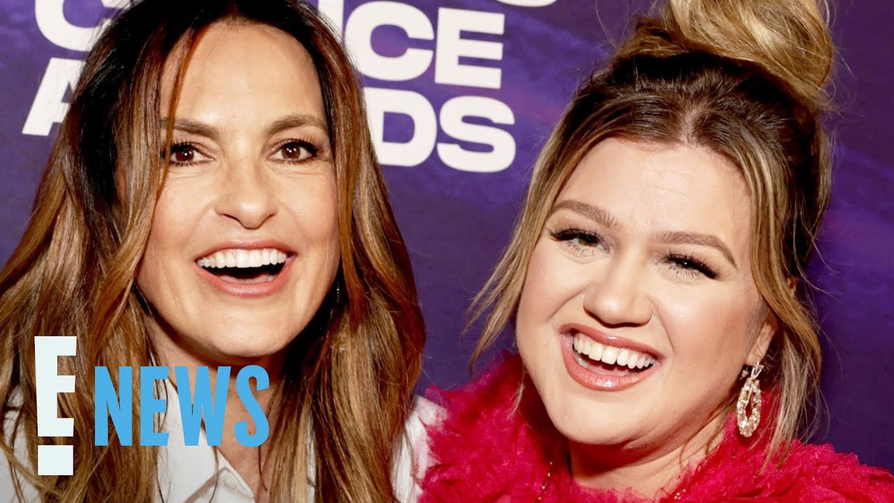 Mariska Hargitay FANGIRLS Over Kelly Clarkson At 2022 PCAs E News mariska-hargitay-fangirls-over-kelly-clarkson-at-2022-pcas-e-news