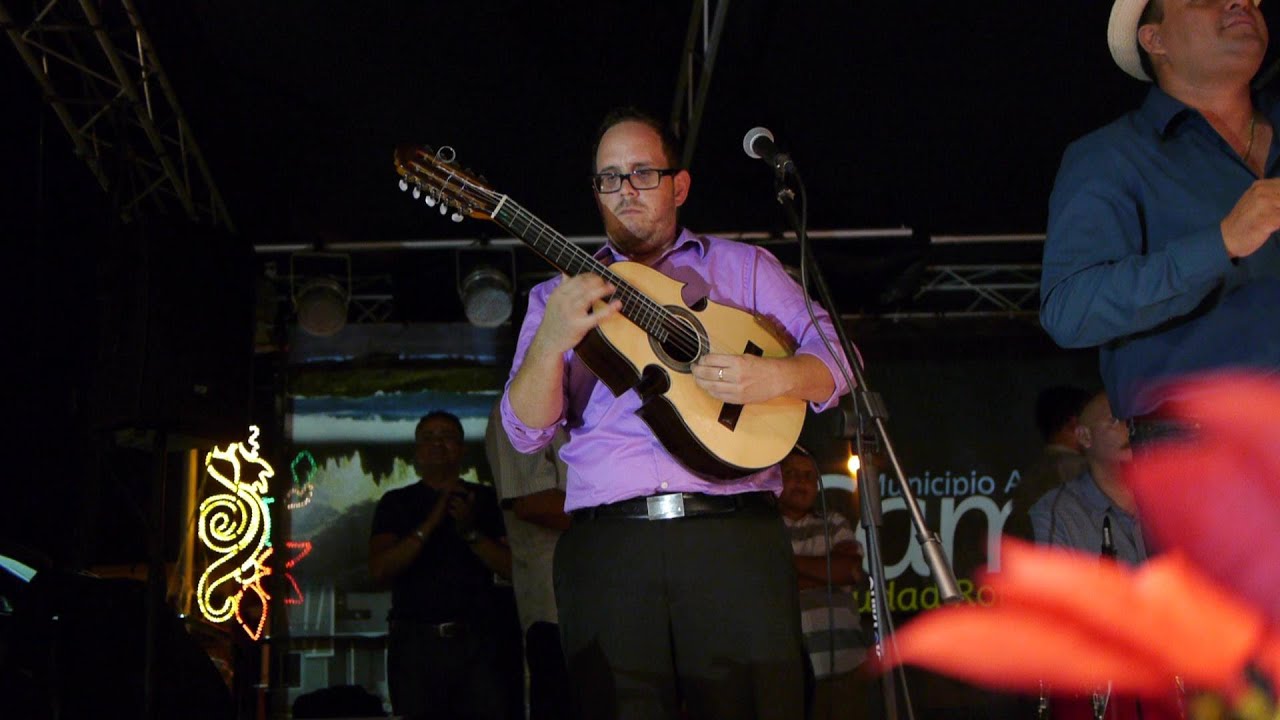 Christian Nieves interpreta la guaracha Ají Caballero en Camuy, Puerto Rico.
