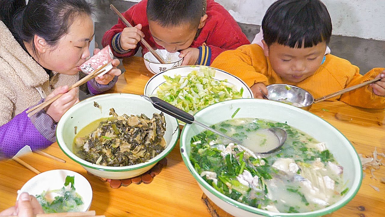 媳婦煮一大盆魚頭湯，加了很多香菜，出鍋搶著吃 | A big bowl of fish head soup with lots of cilantro. It's delicious
