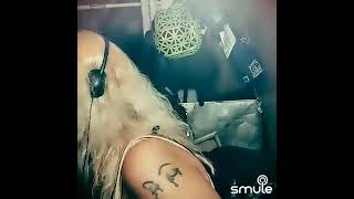 A karaoke duet covering All apologies by Nirvana on Smule. screenshot 5