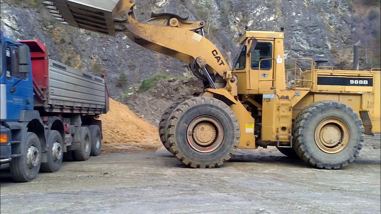 Load dumping. Фронтальный погрузчик кат 988. caterpillar 988f. cat 988b wheel loader. cat 988 технические характеристики.