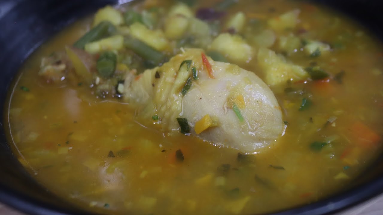 Sopa de verduras con pollo una verdadera delicia.