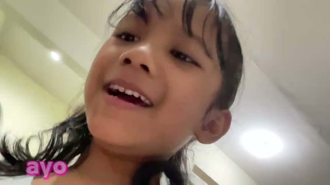 Stella buka photocard JKT48 x KIN YOUGHURT