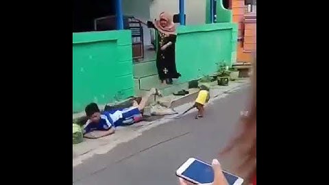 VIRAL topeng monyet ini nabrak anak kecil