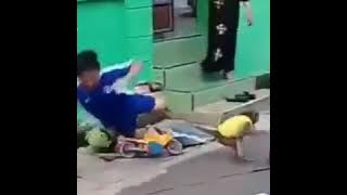 VIRAL topeng monyet ini nabrak anak kecil