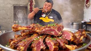 【超大烤羊腿】猴哥探店特色烧烤,门牙漏风不耽误炫肉,热乎羊腿配蒜瓣鸡蛋真舒坦!【胖猴仔】