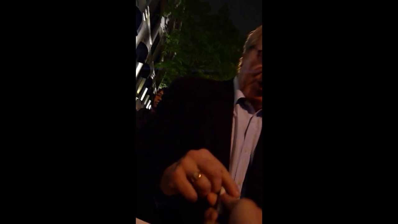 Michael McKean signing autographs for E1soeautographs