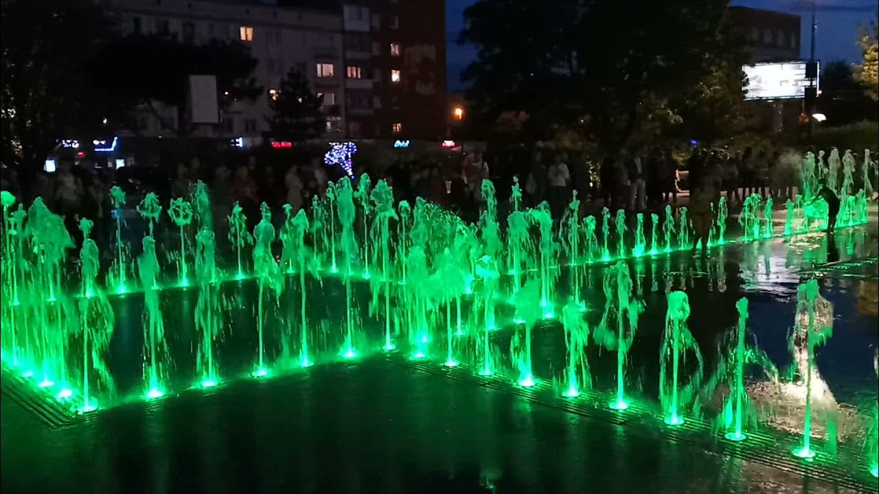 Фонтан у дкм в калининграде. Поющие фонтаны калининград расписание сегодня. Танцующий фонтан калининград. Музыкальный фонтан калининград. Биржевой сквер калининград фонтан.