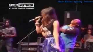 Via Vallen Terbaru 2015 Dangdut Koplo Hot - SAKITNYA TUH DISINI   LIVE WONOSARI 2014 1