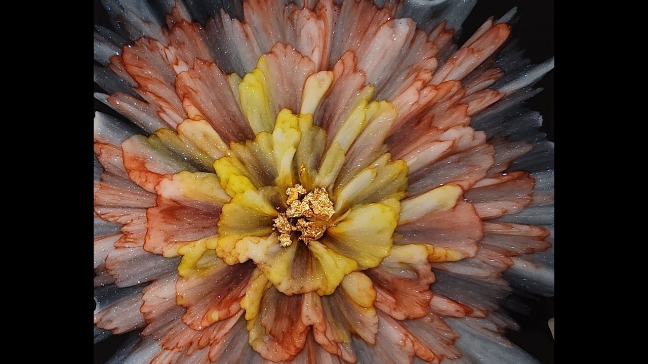 Обожаю этот объемный эффект цветения в смоле! #эпоксиднаясмола #искусствоизсмолы #смола #сделайсам