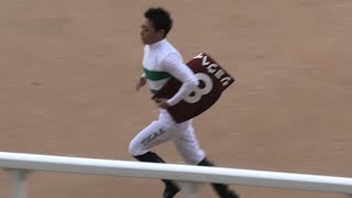ショウヘイゼッケンを持ち全力疾走の川田将雅騎手、記念撮影→エプソム
