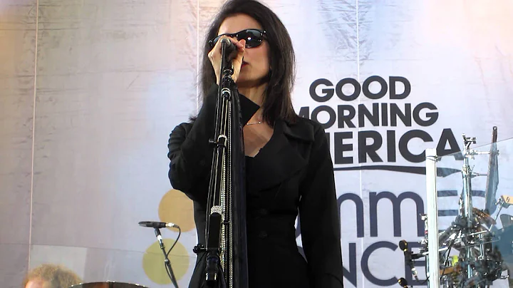 Stevie Nicks vocalist Sharon Celani sings "Landsli...