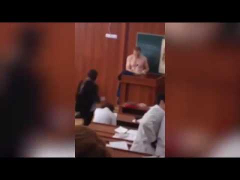 Видео Преподаватель медакадемии разделся до гола перед студентами на лекции в Дагестане