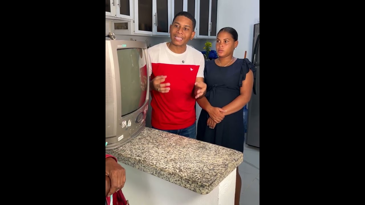 Le lleva una televisión antigua de regalo a su hijo y este no la quiere aceptar 🫢😱